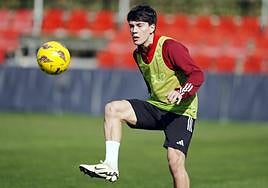 Facundo Pellistri, durante su primer entrenamiento con el Granada este jueves.