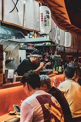 Katsu Izakaya a pleno rendimiento sirviendo sus platillos japoneses