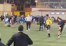 Imagen de la pelea entre juveniles del Montefrío y el Fuente Vaqueros City.