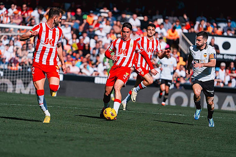 Es una sensación óptica, pero Arribas conduce el balón parar una UDA cuesta abajo.