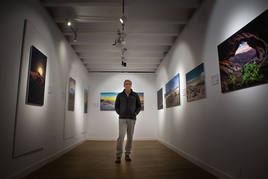 Andrés Ureña posa en la sala de la Corrala de Santiago donde expone 'Sierra Nevada, otra puerta'.