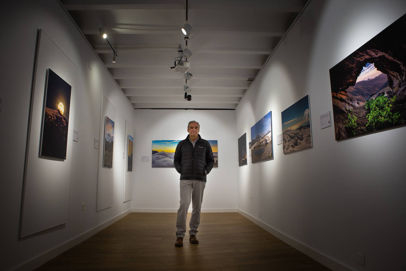 Andrés Ureña posa en la sala de la Corrala de Santiago donde expone 'Sierra Nevada, otra puerta'.