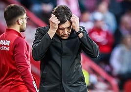 Alexander Medina se tira de los pelos durante el partido.