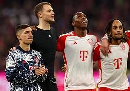 Bryan Zaragoza celebra el triunfo del Bayern con sus nuevos compañeros.