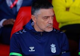 García Pimienta, en el banquillo de Los Cármenes.