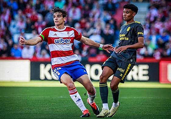 Gonzalo Villar, durante una presión en el partido.
