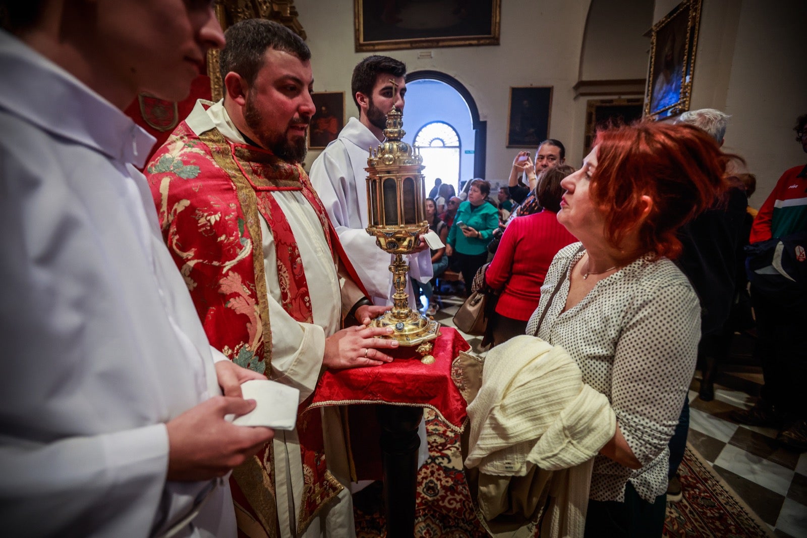 Las imágenes de la celebración de San Cecilio en Granada: salaíllas y habas para todos