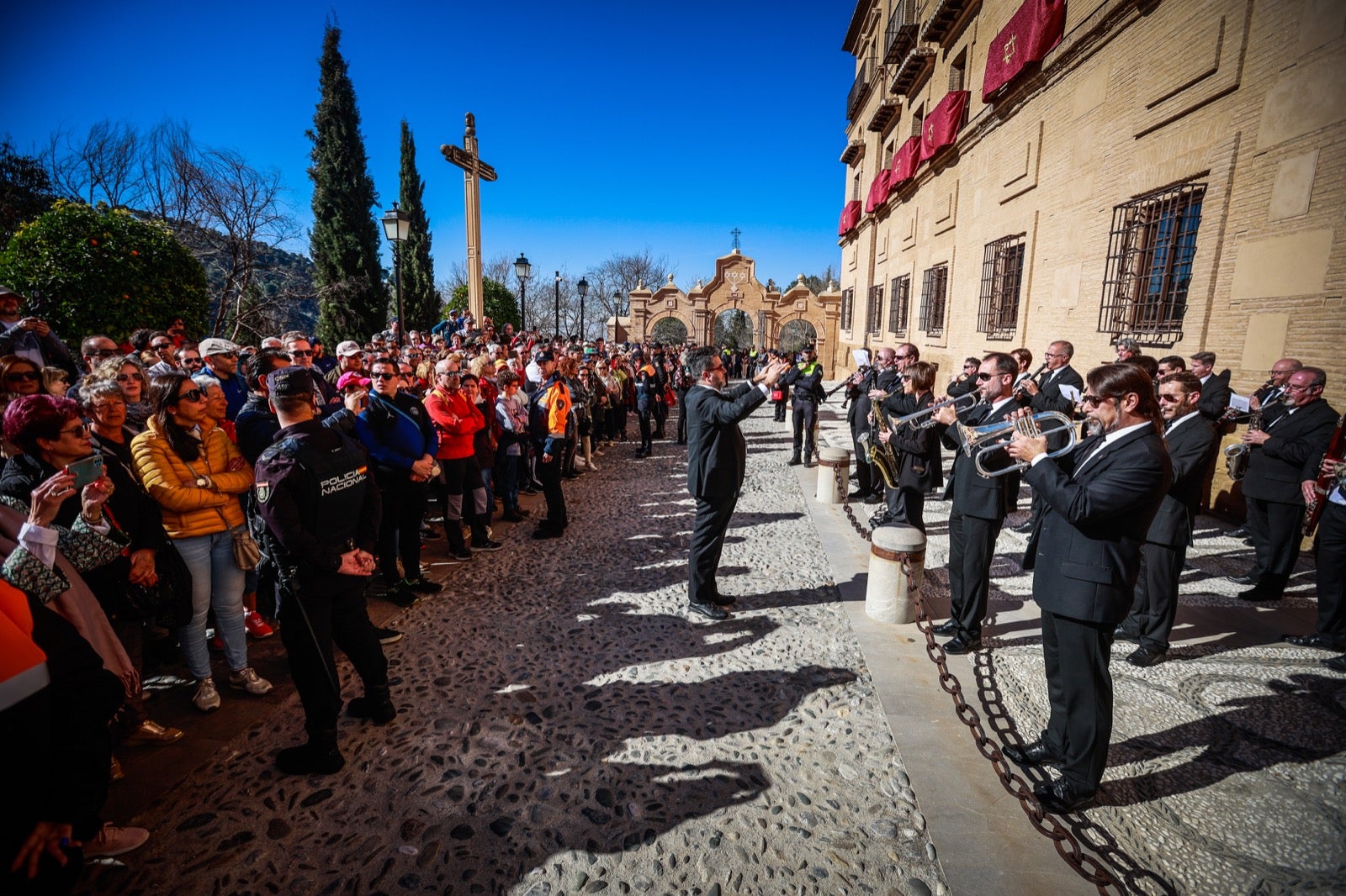 Las imágenes de la celebración de San Cecilio en Granada: salaíllas y habas para todos