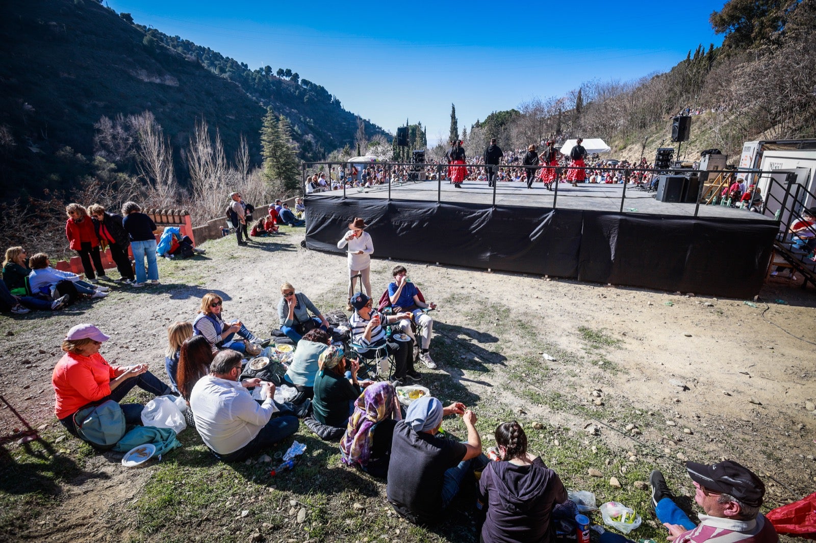 Las imágenes de la celebración de San Cecilio en Granada: salaíllas y habas para todos