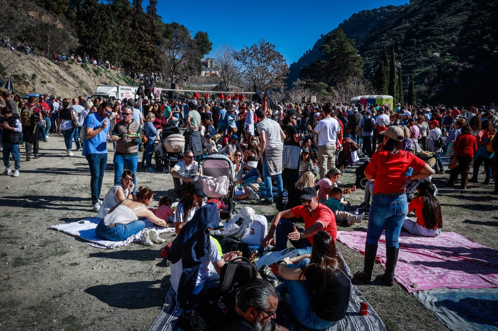 Las imágenes de la celebración de San Cecilio en Granada: salaíllas y habas para todos