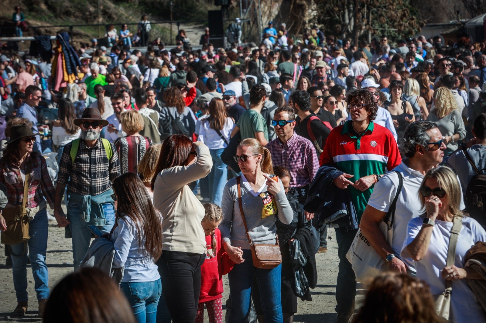 Las imágenes de la celebración de San Cecilio en Granada: salaíllas y habas para todos