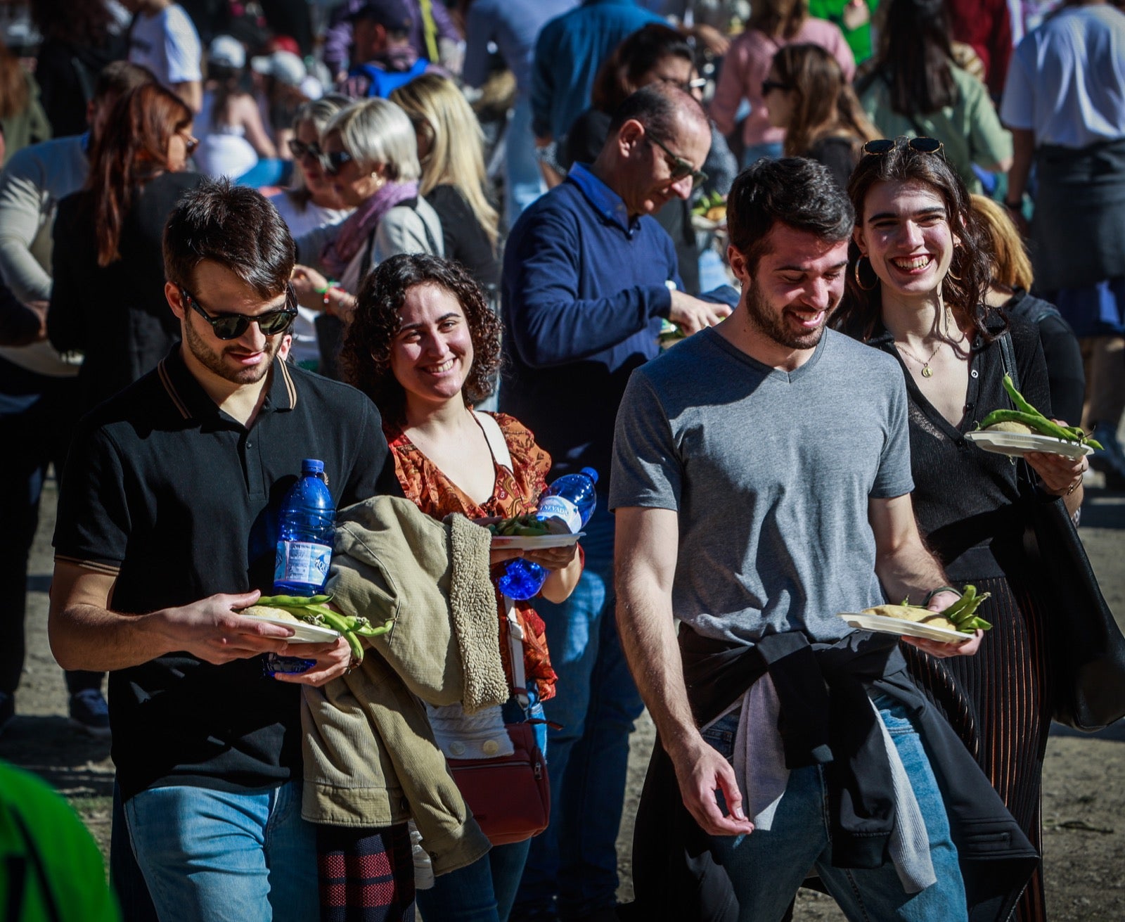 Las imágenes de la celebración de San Cecilio en Granada: salaíllas y habas para todos