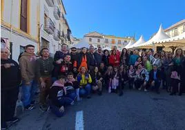 Cosecheros y organizadores con Charo Reina y Carolina Martín, en el centro de la imagen.