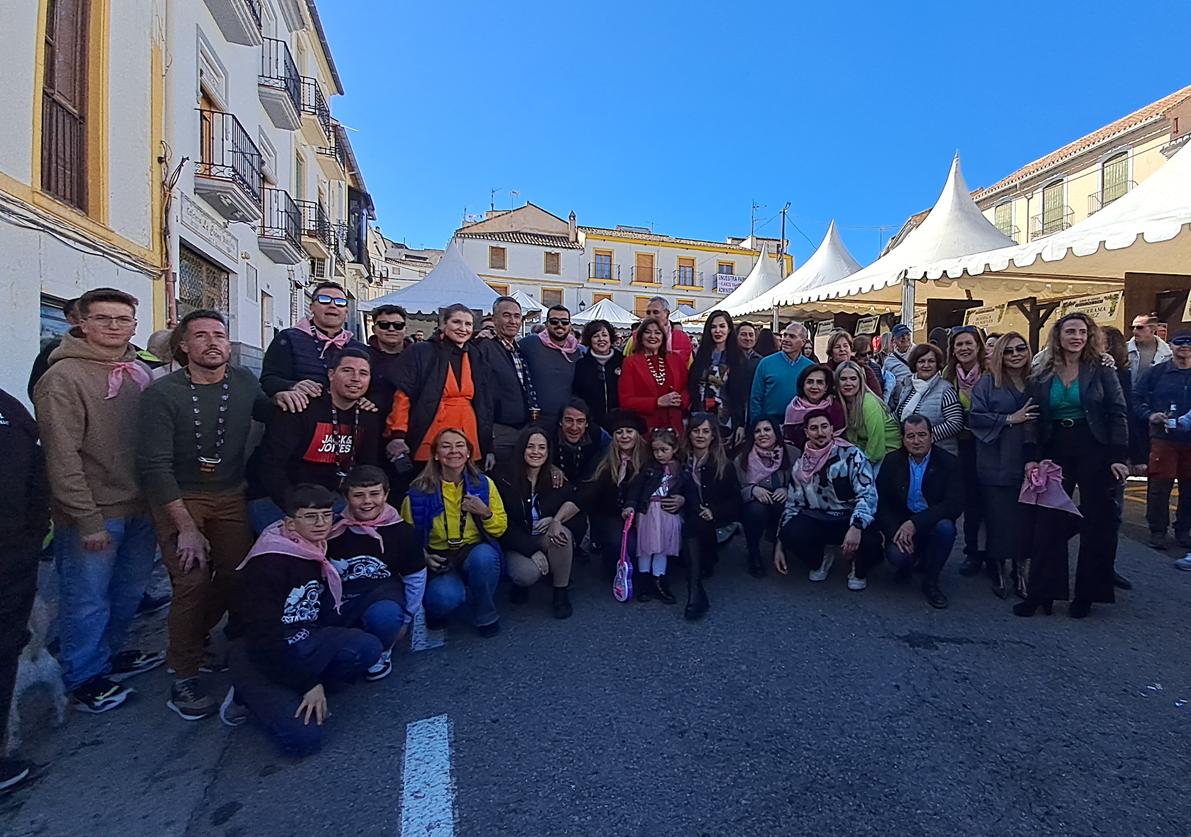 Cosecheros y organizadores con Charo Reina y Carolina Martín, en el centro de la imagen.