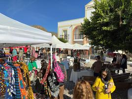 La plaza de la Constitución de Enix se llenó de vitalidad.