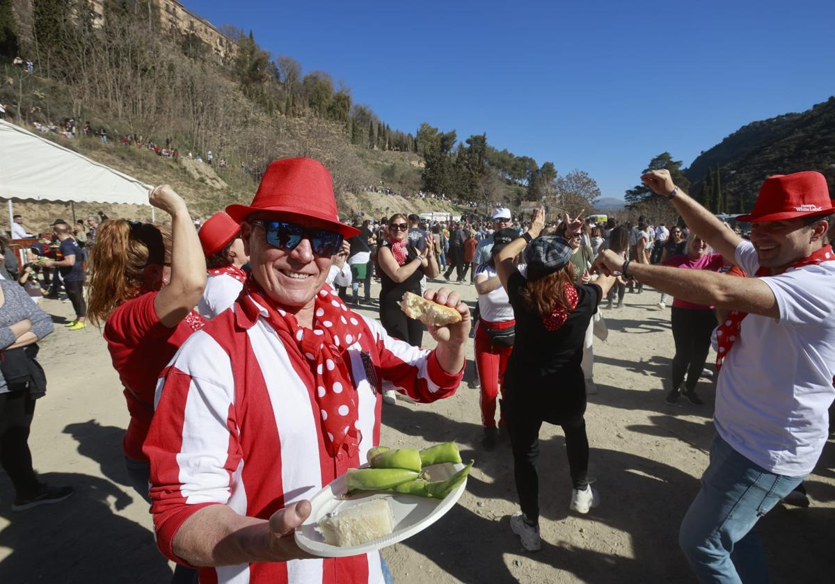 Las imágenes de la celebración de San Cecilio en Granada: salaíllas y habas para todos