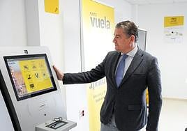 El consejero de la Presidencia, Antonio Sanz, en una vista a uno de los puntos digitales 'Vuela' de la Junta.