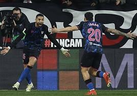 En-Nesyri celebra uno de sus goles en Vallecas con Isaac.