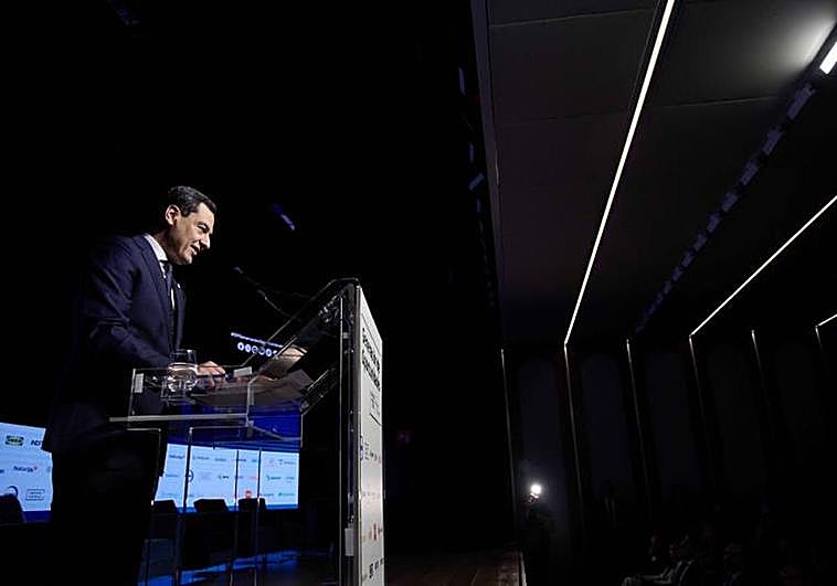 Juanma Moreno preside un encuentro del foro 'Generación de Oportunidades'.