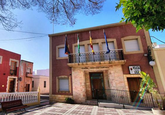 Exterior del Ayuntamiento de Rioja, donde se encuentra la sede de la Policía Local.