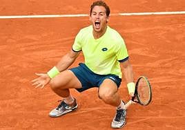 Roberto Carballés celebra un punto eufórico en tierra batida.