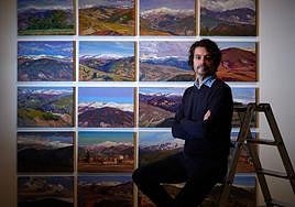 Francisco Carreño, ante uno de los polípticos que forman parte de la muestra.