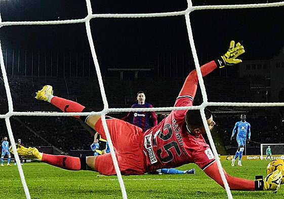 Maximiano para un disparo frente al Berça, que lo intentó en once veces entre los tres palos.