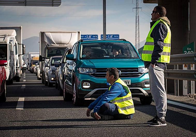 Agricultores cortando la Circunvalación de Granada.