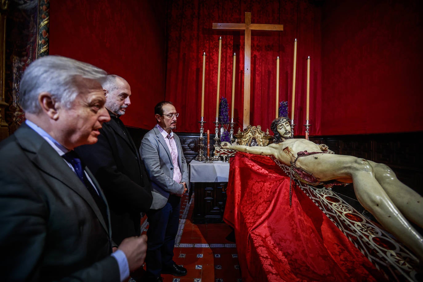 Autoridades supervisando la revisión.