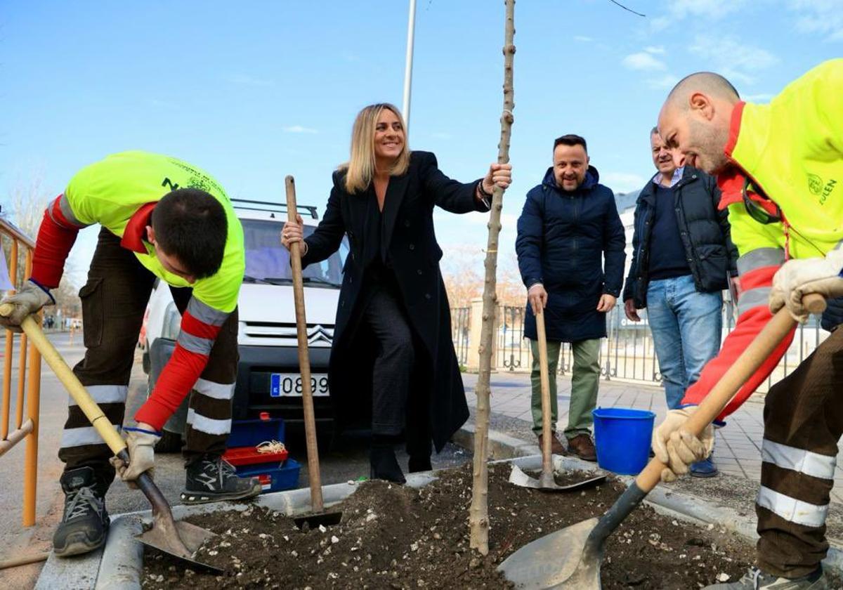 El Ayuntamiento aumenta la masa arbórea en torno al río Genil a su paso por Granada