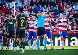 Busquets Ferrer hace el gesto del VAR antes de la expulsión de Piatkowski.