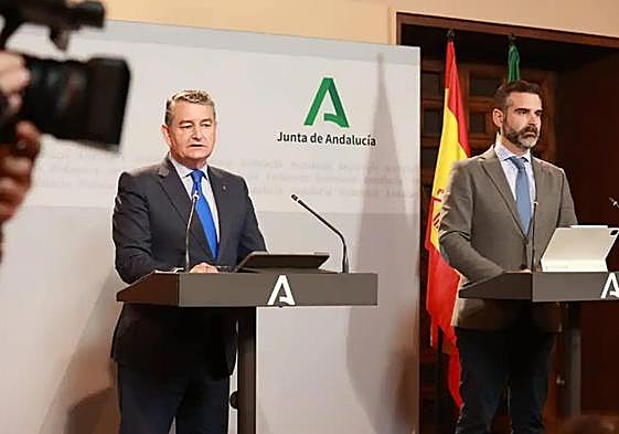 Los consejeros Antonio Sanz y Ramón Fernández-Pacheco, en su comparecencia tras el Consejo de Gobierno.