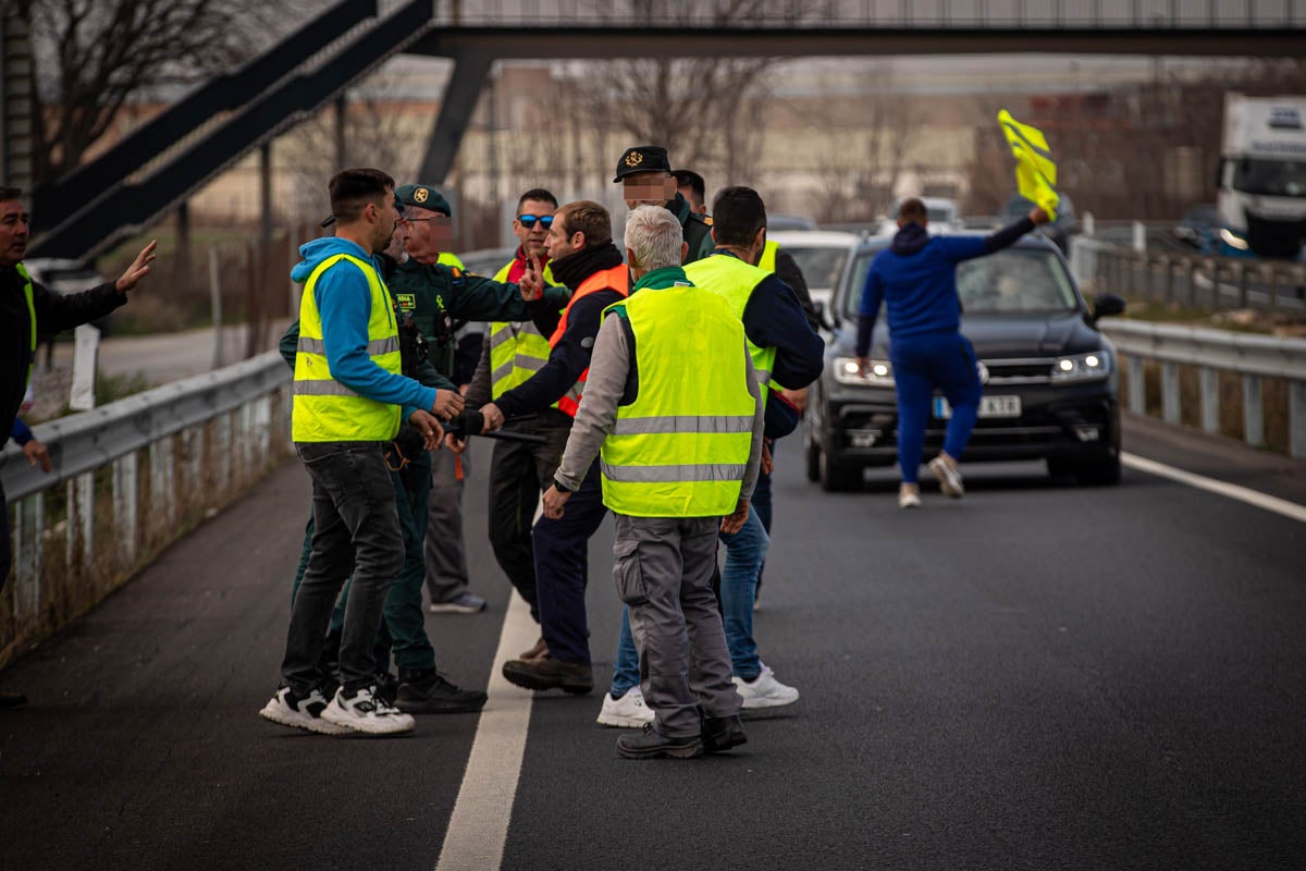 Las imágenes del enfrentamiento entre agricultores y Guardia Civil en Granada