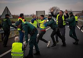 Varios guardias civiles actúan contra manifestantes en Santa Fe.