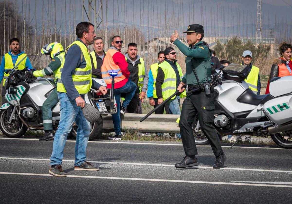 Las imágenes del enfrentamiento entre agricultores y Guardia Civil en Granada