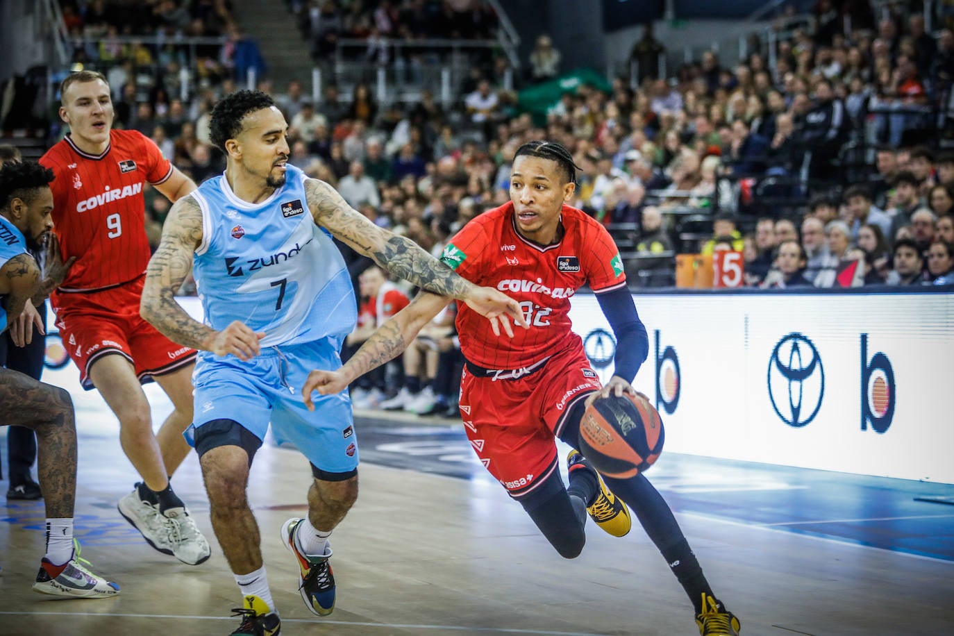 Joe Thomasson (d) desborda a Brandon Brown. del Zunder Palencia.