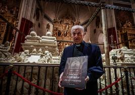 Manuel Reyes, con el libro 'Esplendor en el crucero', ante los sepulcros de la Capilla Real.