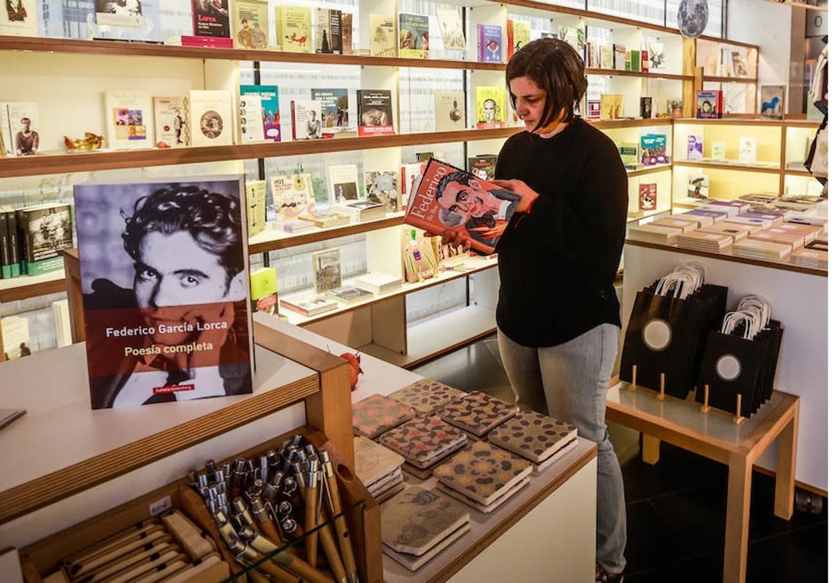 Carmen Córdoba, al frente de la tienda y librería del Centro García Lorca.