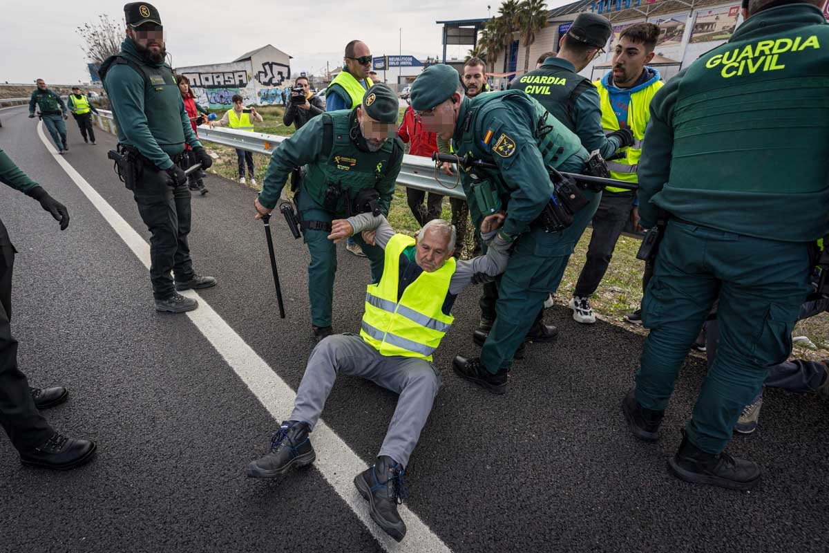 Las imágenes del enfrentamiento entre agricultores y Guardia Civil en Granada