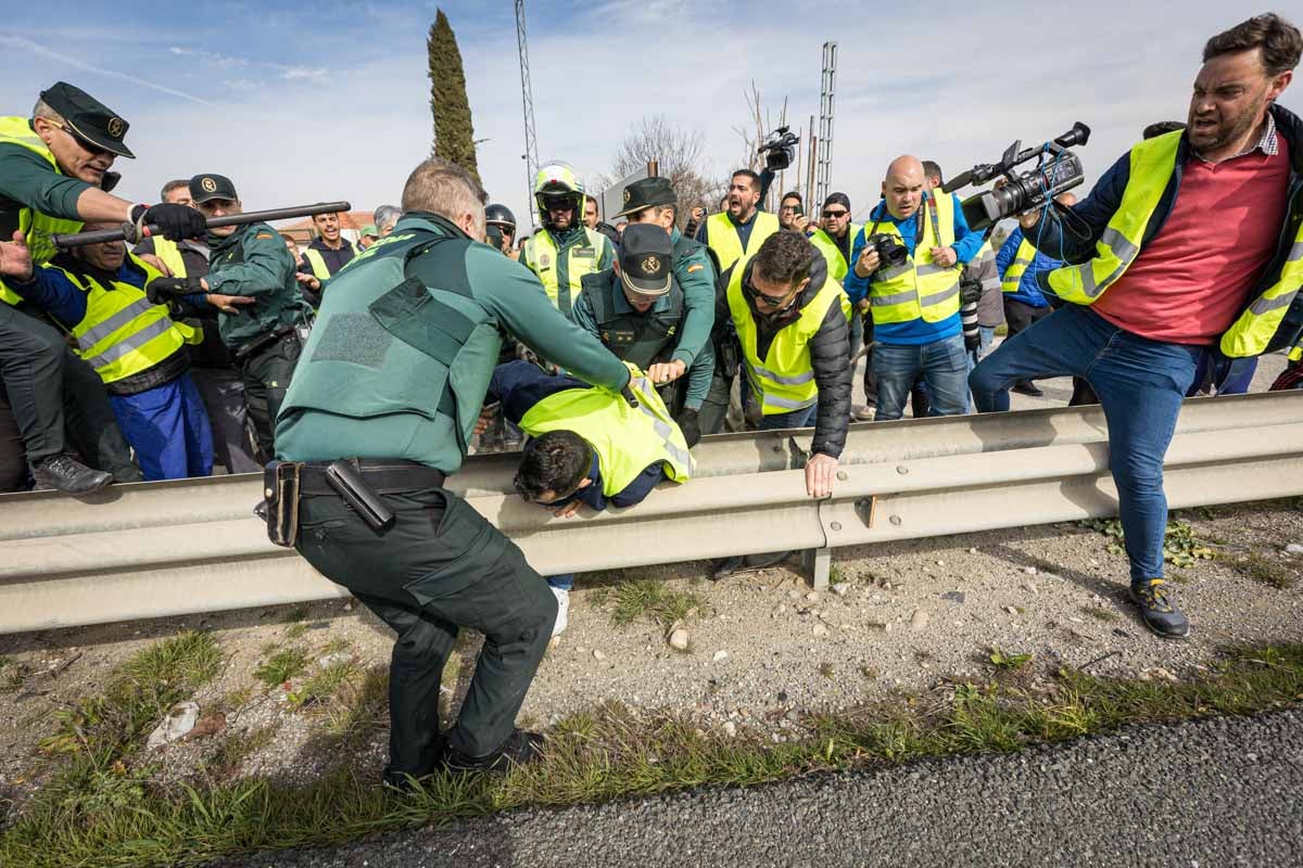 Las imágenes del enfrentamiento entre agricultores y Guardia Civil en Granada