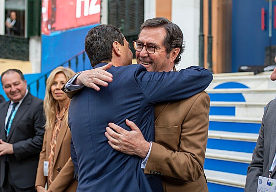 Moreno saluda al presidente de la CEOE, Antonio Garamendi, en la inauguración del congreso.