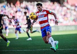 Matías Arezo controla un balón contra Las Palmas.