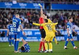 Martínez Munuera muestra su segunda tarjeta amarilla a Vitor Roque en Mendizorroza.