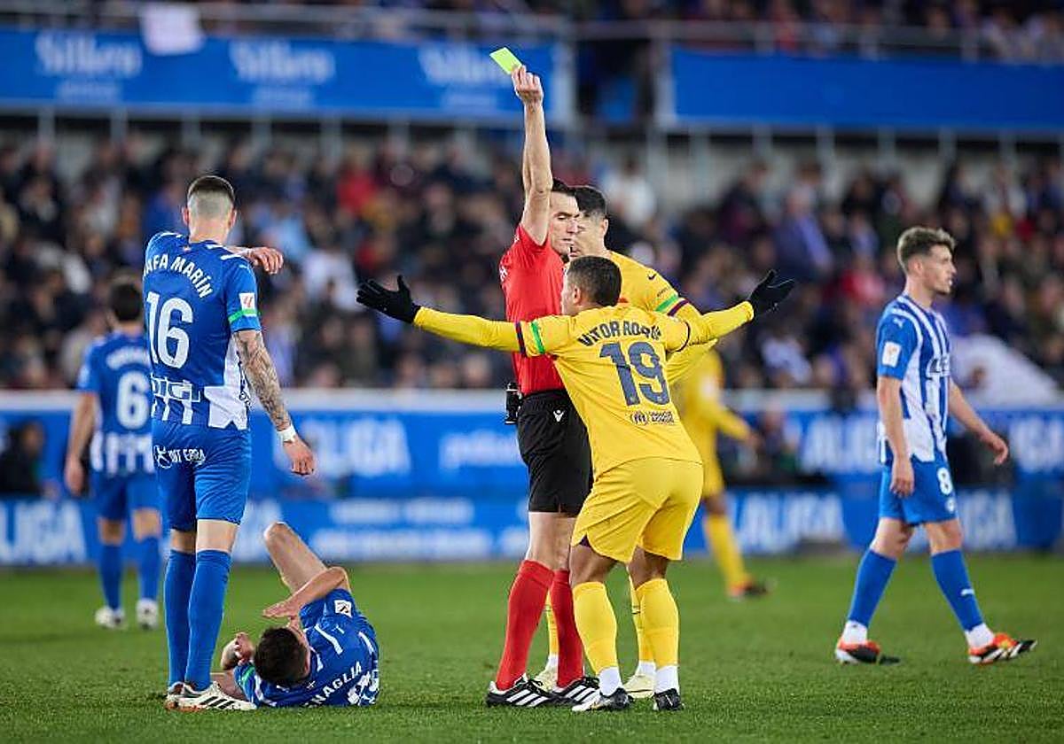 Martínez Munuera muestra su segunda tarjeta amarilla a Vitor Roque en Mendizorroza.