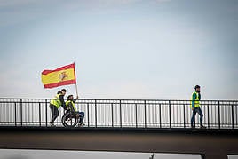 Respaldo a las protestas desde uno de los puentes de la autovía.