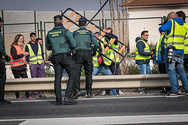 Uno de los agricultores amenaza con lanzar un somier a la carretera