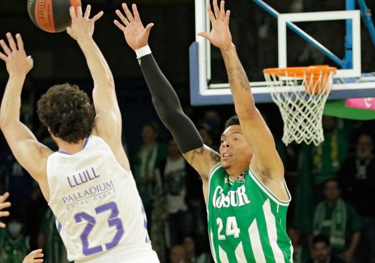 Jacob Wiley, a la derecha, tapa el tiro de Llull en su etapa en el Betis.