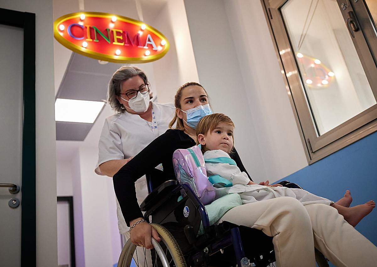 Imagen secundaria 1 - Una sesión de cine que dibuja una sonrisa en los pequeños del Materno