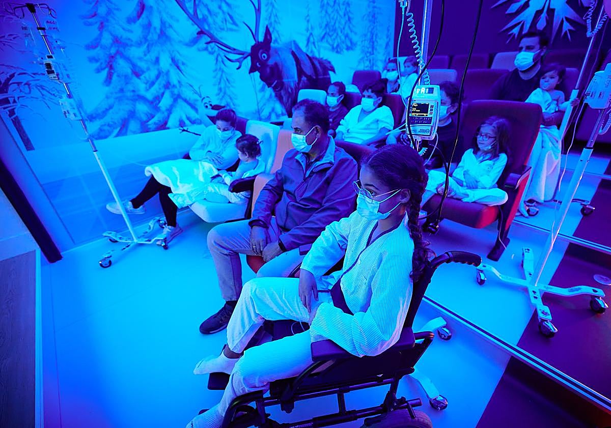 Imagen principal - Una sesión de cine que dibuja una sonrisa en los pequeños del Materno