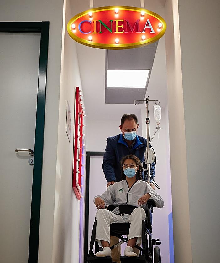 Imagen secundaria 2 - Una sesión de cine que dibuja una sonrisa en los pequeños del Materno